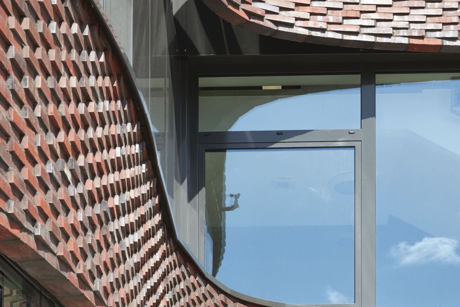 markante geschwungene Klinkerfassade